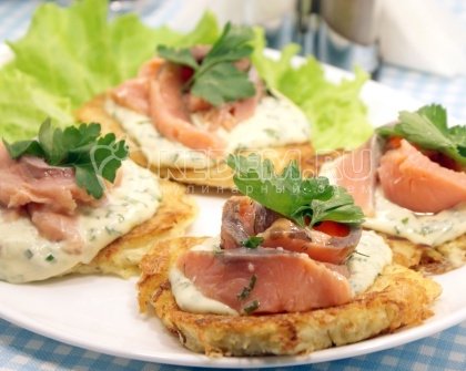 Картофельные драники с лососем